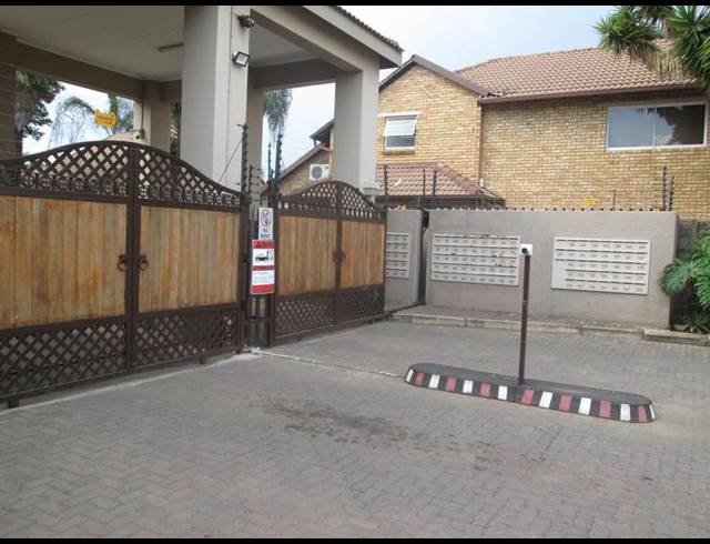2 BEDROOM TOWNHOUSE FOR SALE IN BONAERO PARK